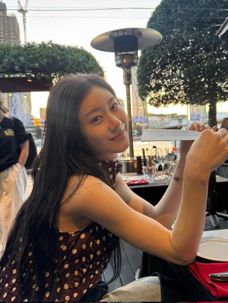 chaeryeoc's tweet photo. Hello? https://t.co/vsL89tGjfm