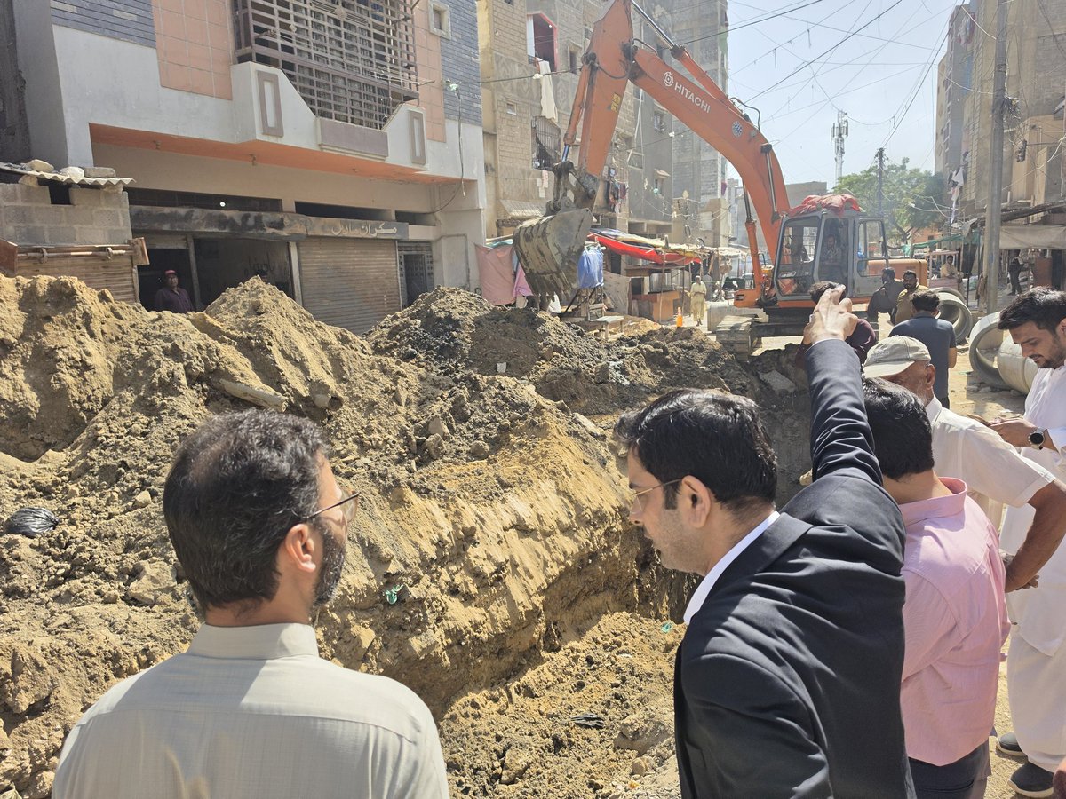 پاکستان پیپلز پارٹی کے چیئرمین بلاول بھٹو زرداری کے  پرسنل سیکریٹری جنید سلیم کا لیاری کا دورہ۔
لیاری میں جاری ٹرانسفارمیشن پروجیکٹ کے کام کا معائنہ کیا
 علاقہ مکینوں سے بات چیت بھی کی اور کام کے حوالے سے آگاہ کیا۔
#PPP
#LTP

<a href="/BBhuttoZardari/">Bilawal Bhutto Zardari</a> 
<a href="/AseefaBZ/">Aseefa B Zardari</a> 
<a href="/JunaidSaleemJD/">Junaid Saleem Jadi</a>