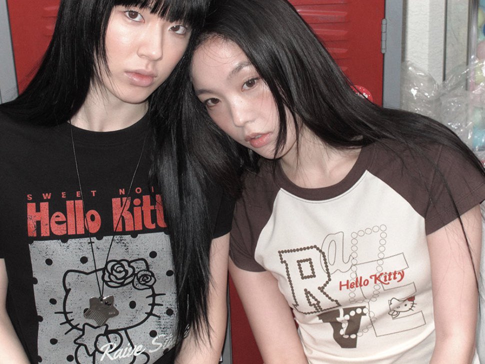 prevnseoul's tweet photo. ꒰ Pre ꒱ Raive ⊹*⟡ 👧🏻❤️🥀 ౨ৎ⋆.˚
hello kitty raglan graphic t-shirt
★ ลด 25% เหลือ 1540.- ส่งฟรี (มัดจำ 770.-)
🛩️ ส่งกลับแอร์ ♡ รับพรีจนกว่าคูปองจะหมดค่ะ
#raive #กดเว็บเกาหลี #พรีออเดอร์เกาหลี https://t.co/6KPGWjN1gr