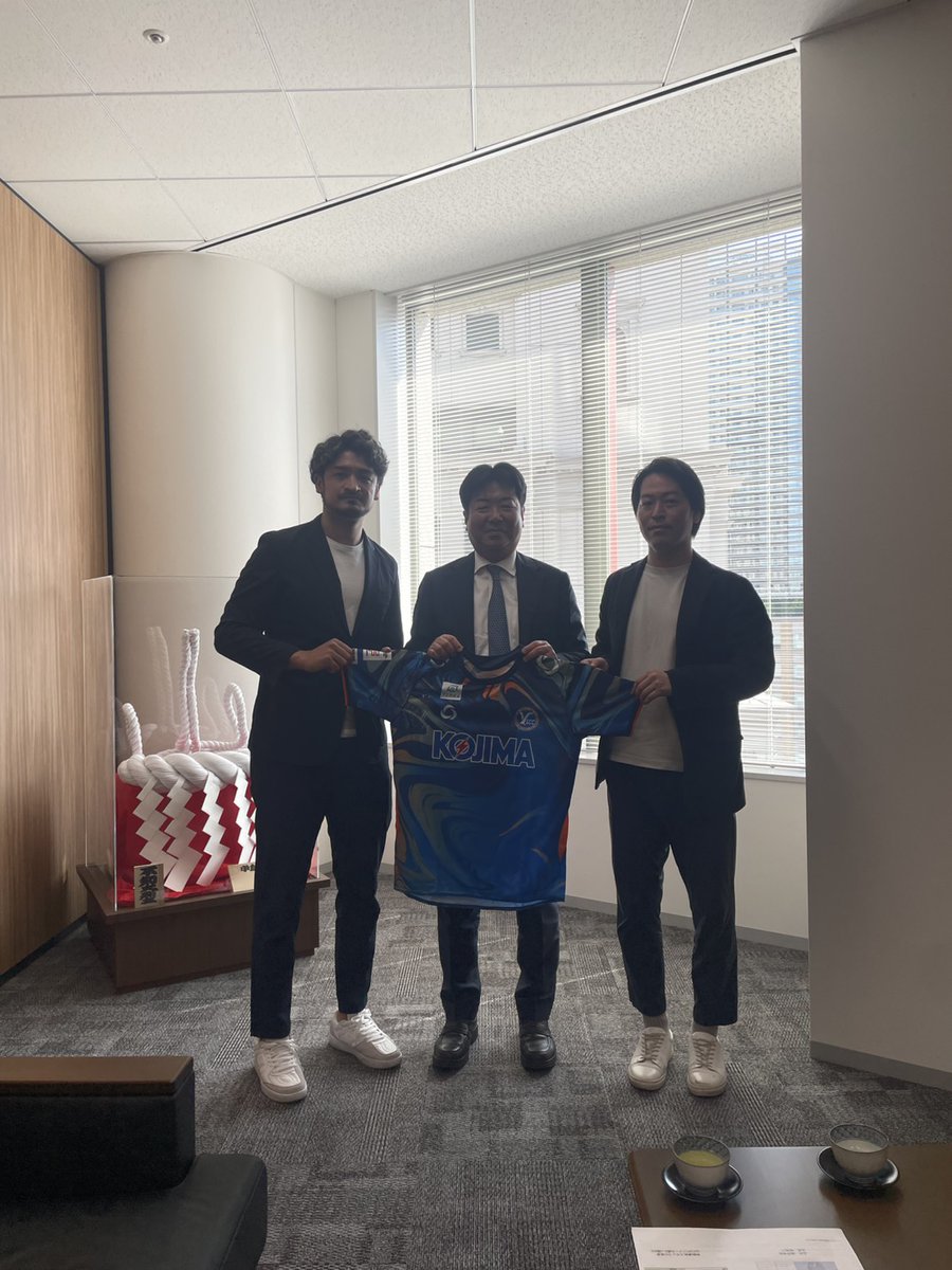 /／
🤝表敬訪問のご報告
\＼

メインスポンサーの小島電気工業株式会社様へ、矢澤大夢選手と代表 山口が表敬訪問させていただきました。

日頃より多大なるご支援をいただき、誠にありがとうございます！
新たなシーズンに向け、結果でお応えできるよう全力で戦ってまいります。

#yscc