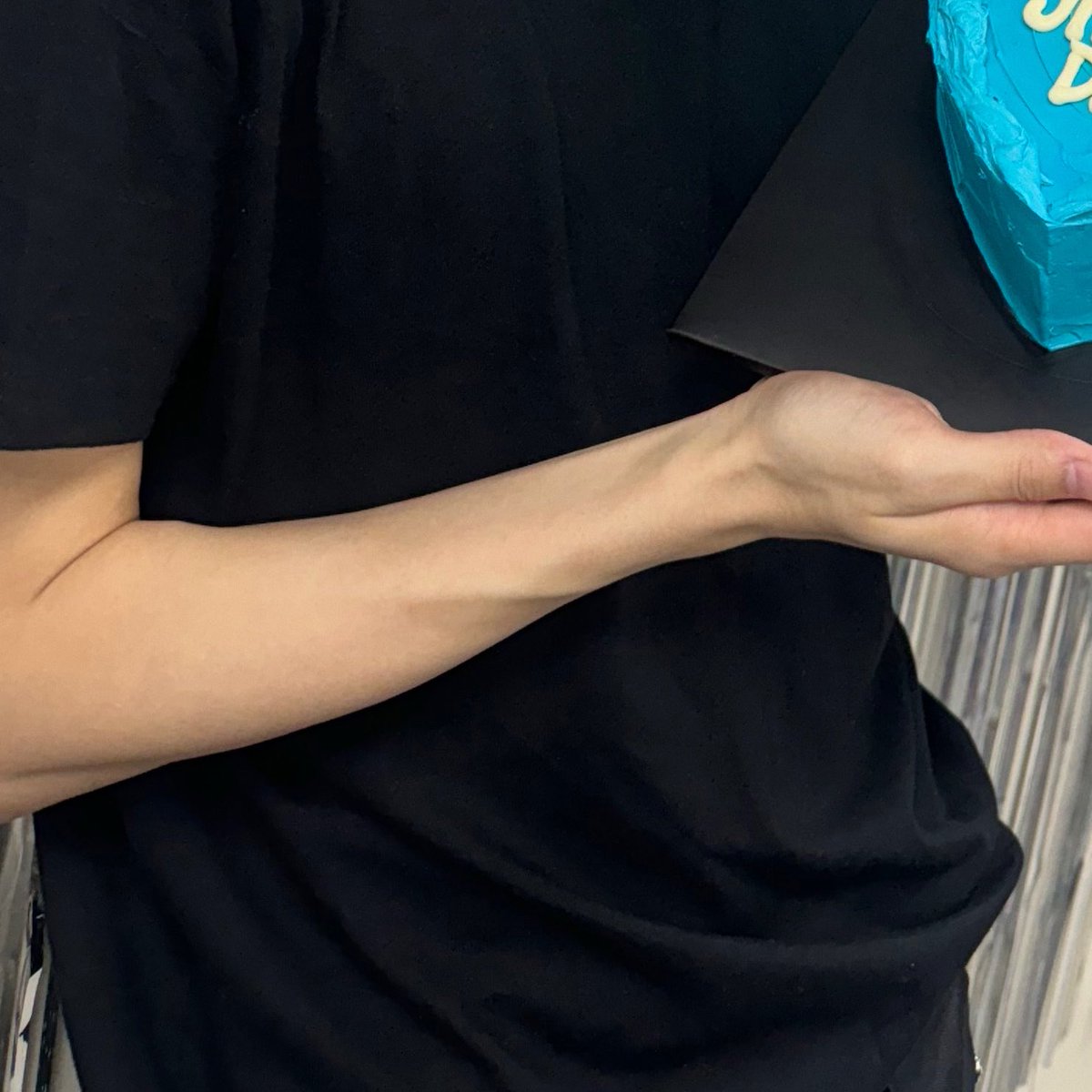 지훈 팔 tweet media