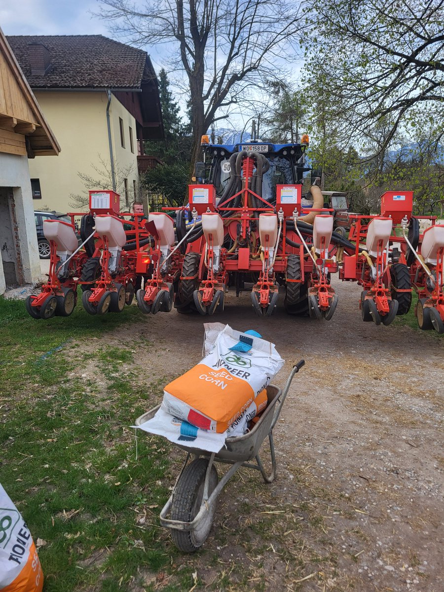 ProjectsBCNaklo's tweet image. 🌱🚜 Great week of practical training on Stefan Domej’s farm in Austria 🇦🇹: sowing corn, preparing seed and fertilizer, slurry spreading, maintaining equipment, collecting stones, and caring for animals 🐄🐖. Proud of our BC Naklo student! 💚 #ErasmusPlus