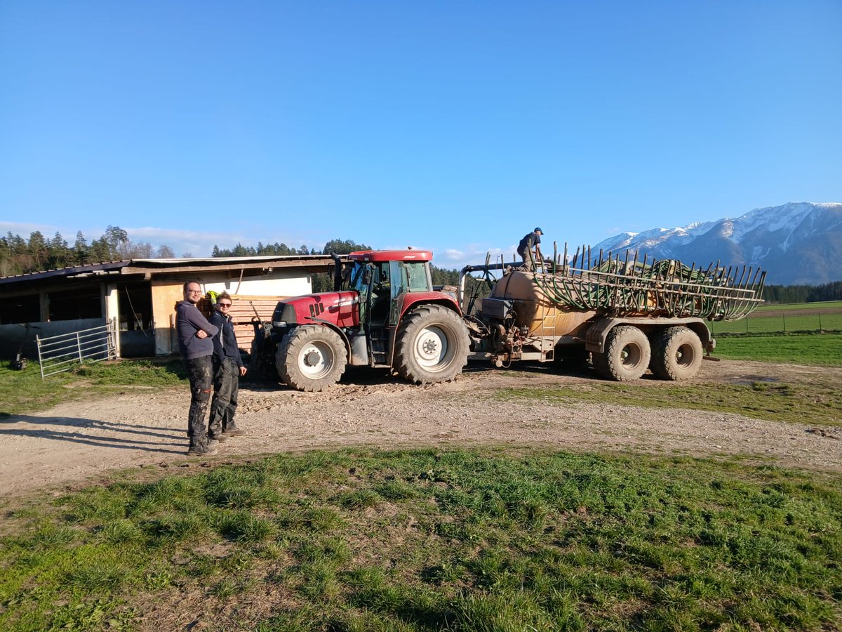 ProjectsBCNaklo's tweet image. 🌱🚜 Great week of practical training on Stefan Domej’s farm in Austria 🇦🇹: sowing corn, preparing seed and fertilizer, slurry spreading, maintaining equipment, collecting stones, and caring for animals 🐄🐖. Proud of our BC Naklo student! 💚 #ErasmusPlus