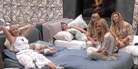 Quellaetero's tweet photo. mi serve una parola più forte di casa  #gfvip https://t.co/d9rfgSqrK5