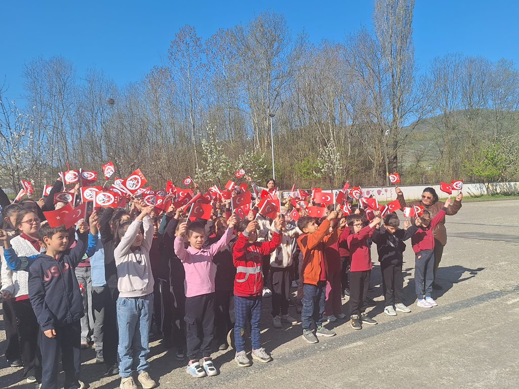 ebsbartin's tweet photo. Eğitim-Bir-Sen Bartın Şubesi olarak bugün, Kahramanmaraş’ta hain bir saldırı sonucu yitirdiğimiz sekiz yavrumuzun ve meslektaşımızın, Şanlıurfa’da yaşanan alçak saldırının derin acısını yüreğimizde taşıyarak bayraklarımızla okullardayız.

Bu zor günlerde birliğimize, beraberliğimize ve geleceğimize kastedene karşı en güçlü cevabı, ay yıldızlı bayrağımızın gölgesinde tek vücut olarak veriyoruz. 

Şehit düşen evlatlarımıza ve öğretmenimize Allah'tan rahmet, yaralılarımıza şifa kederli ailelerine ve milletimize sabır diliyoruz. 

#ÖğretmenBayraktır