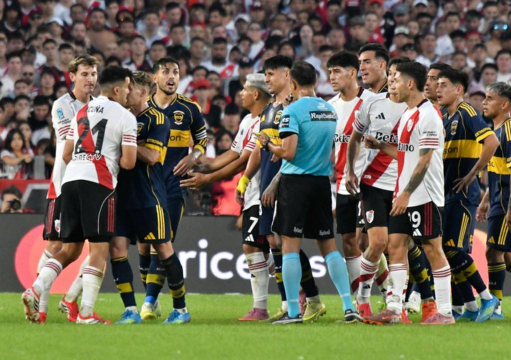 LaRedondalp's tweet image. #River vs. #Boca ⚽ ¿Hubo penal para el Millo en la jugada final? 

▶ En un duelo con mucha tensión y nerviosismo, las acciones controversiales dijeron presente y generaron reclamos de ambos lados.

▶ La nota, en EL DIA:
eldia.com/nota/2026-4-20…