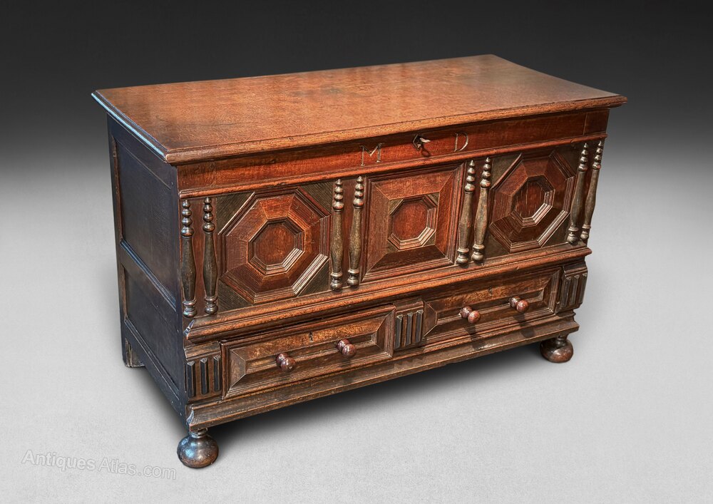 antiques_atlas's tweet image. For SALE on Antiques Atlas we have this
Early 18th Century Oak Mule Chest antiques-atlas.com/antique/early_… 
#antiques listed from Harvey's Antiques @wrharveyantique #antique #antiquefurniture #antiquemulechest #oakmulechest