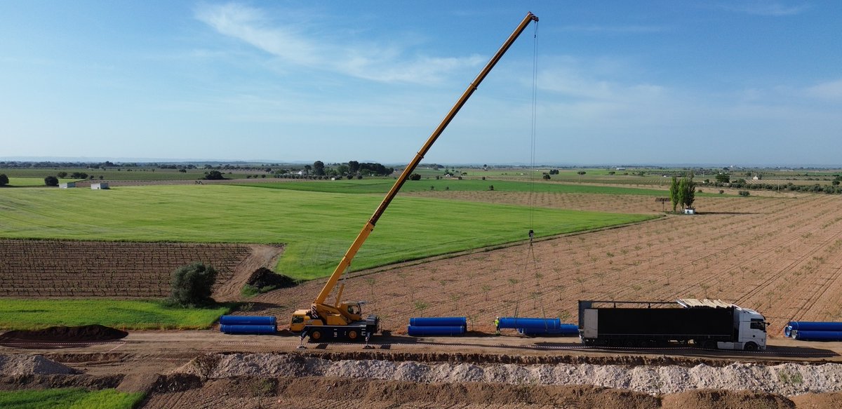 AcuaEsSA's tweet photo. 💧 La provincia de Ciudad Real vive hoy un día histórico

Comienza la instalación de tuberías para garantizar el abastecimiento de calidad al Campo de Calatrava, Daimiel y Ciudad Real desde la Tubería de la Llanura Manchega.

Una actuación estratégica para Castilla-La Mancha, con una inversión cercana a los 95 millones, que beneficiará a cerca de 155.000 habitantes.

El proyecto contempla la construcción de 8 nuevos ramales con 67 km de tuberías junto con las obras e instalaciones auxiliares para el funcionamiento del sistema.

Seguimos avanzando en infraestructuras clave para el presente y el futuro.🌱

Actuación cofinanciada por el Programa Plurirregional de España FEDER 2021-2027 e Infraestructuras del Agua de Castilla-La Mancha

#EuropaSeSiente

@mitecogob @FondosUE_Esp