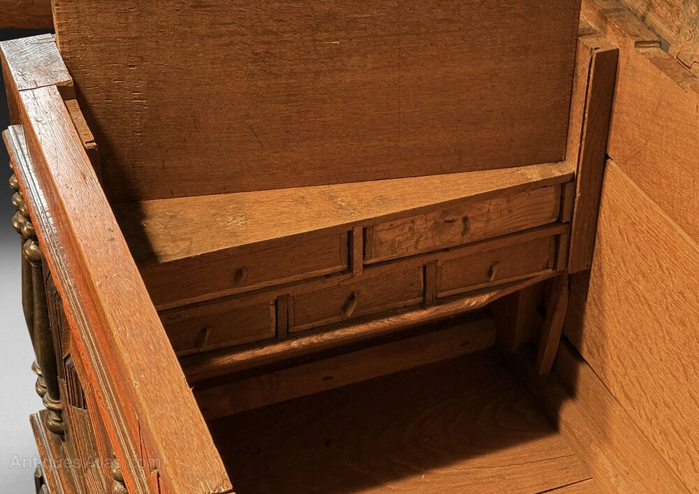 antiques_atlas's tweet image. For SALE on Antiques Atlas we have this
Early 18th Century Oak Mule Chest antiques-atlas.com/antique/early_… 
#antiques listed from Harvey's Antiques @wrharveyantique #antique #antiquefurniture #antiquemulechest #oakmulechest