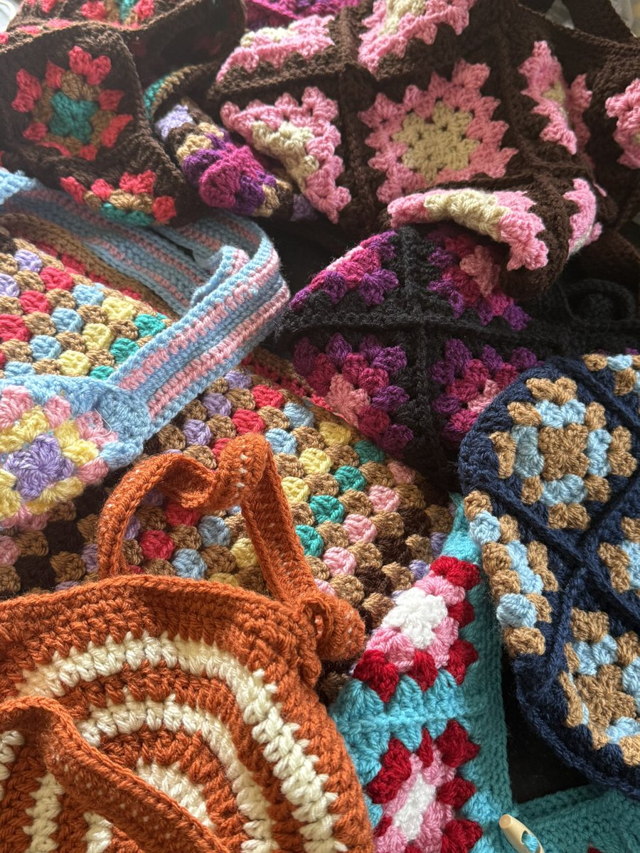 DDCrochetDesign's tweet image. Spending my day lining crochet bags 🧶👜

These will have to be handsewn due to my sewing machine has broken 🙄

#craftbizparty #MHHSBD #better
