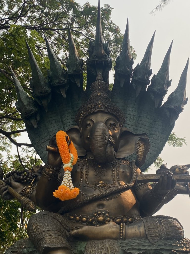 KanYaPhakSEP's tweet photo. วันวินายักกาจตุรถีที่ 20 เมษายน ทักทายจากองค์ศรีสุขคเณศ พระพิฆเนศนาคปรก วิทยาลัยอาชีวศึกษาอุดรธานี ค่ะ 🌺✨

เพิ่งได้ตั้งใจอ่านป้ายบูชาแบบพิจารณา แล้วชอบคำไทยที่กำกับไว้ข้างล่าง 

“ ขออำนาจบารมี เดชานุภาพ แห่งความสำเร็จอันเกิดจากปัญญานำไปสู่โชคลาภ และมีความมั่นคงทางจิตใจ ”

รู้สึกดีจังเลยเพราะ ผู้มีปัญญา คือผู้ที่มีวิจารณญาณไตร่ตรองเหตุผล มองเห็นสรรพสิ่งตามความเป็นจริง รู้จักแยกแยะดีชั่ว และใช้ยังสามารถใช้ความคิดนี้ ในการเอาตัวรอดหรือแก้ไขวิกฤตได้

ขอองค์พ่ออวยพรทุกคนเลยนะคะ 🙇🏻‍♀️🕉️

#สะพานบุญKYP