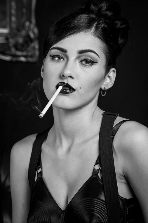 TheVillainesses's tweet image. Glam 🖤 #FilmNoir #Chiaroscuro #NoirAesthetic #DarkElegance #FemmeFatale #FemaleSupremacy