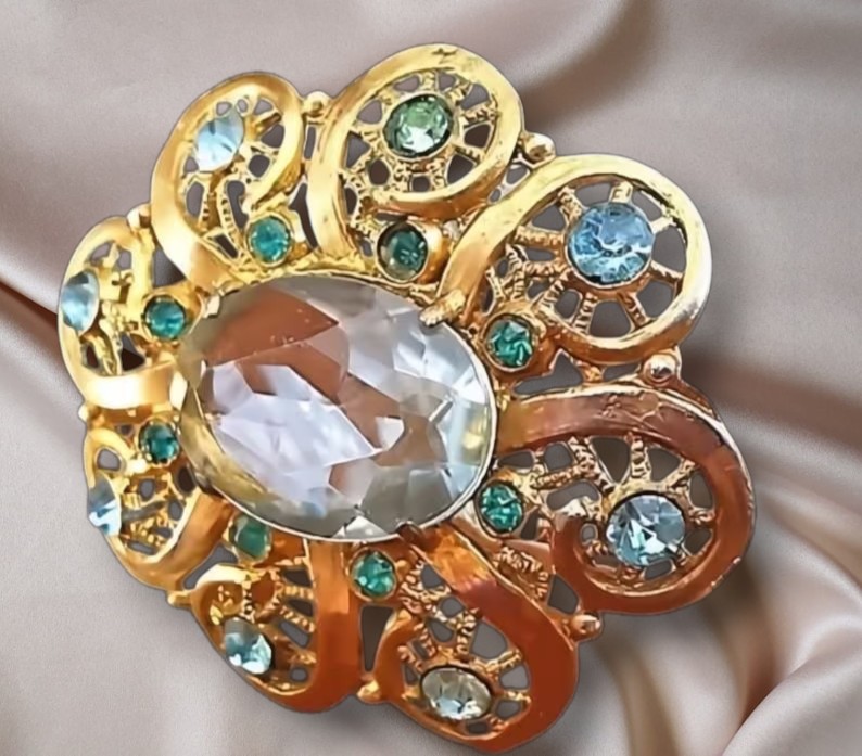 renaissancefai's tweet image. Vintage 1940s Vermeil Filigree Brooch, Pot Metal, Blue &amp;amp; Green Rhinestones, Oval Glass Center
etsy.com/listing/449158…?
#brooch #vintage #potmetal #ArtDeco #earlyRetro #vermeil #goldwash #floral #glass #filigree #blue #rhinestones #1940s #potmetal #paleblue #aquamarine #WWII