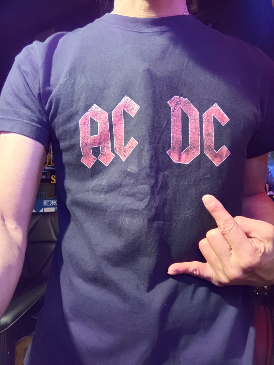 nyoromatsumoto's tweet image. 今日のTシャツ
#ACDC
#ロックTシャツ
#メタルTシャツ
#バンドTシャツ
#rock
#hardrock
#heavymetal 
#alternativerock
#lovetrain
#錦bar
#錦バートライアルパスポート
#名古屋錦
#カラオケバー
#旅する錦
#大人のたまりbar