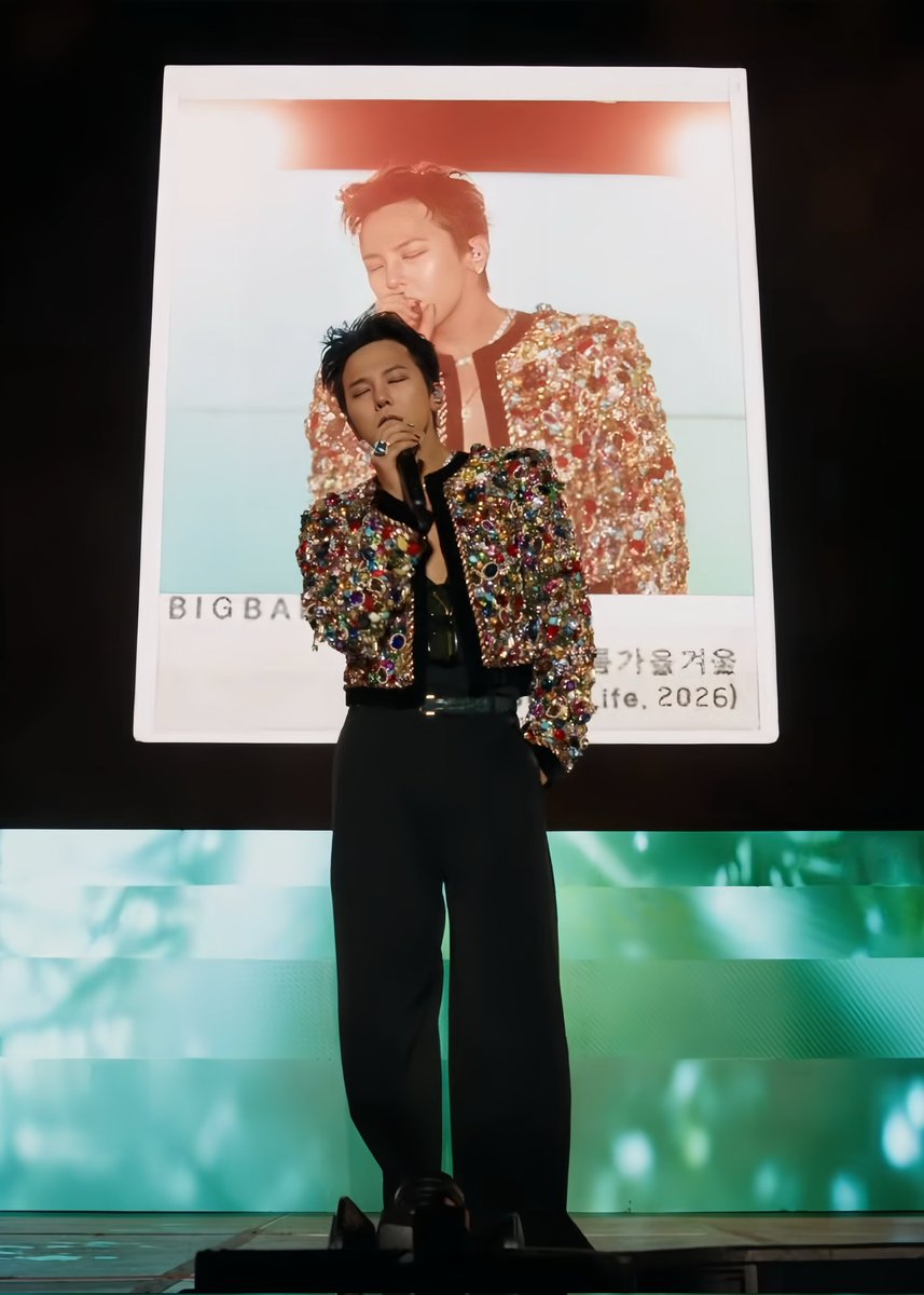 xxxxxfamjiao's tweet image. 好亮的衣服
#GDRAGON 
#BIGBANG