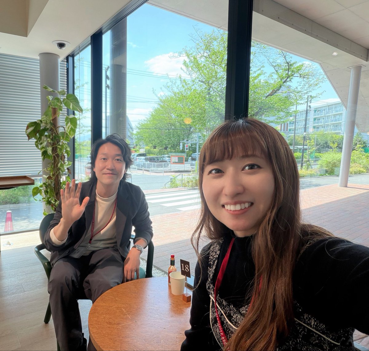 witchtan1111's tweet photo. 同じく講師の金子大介くんとレッスン時間が被ったので、学内のカフェで爆速ランチしました。
大介、久しぶりー！！
なお逆光につき背景がメインです。 https://t.co/chXA7QmlhT