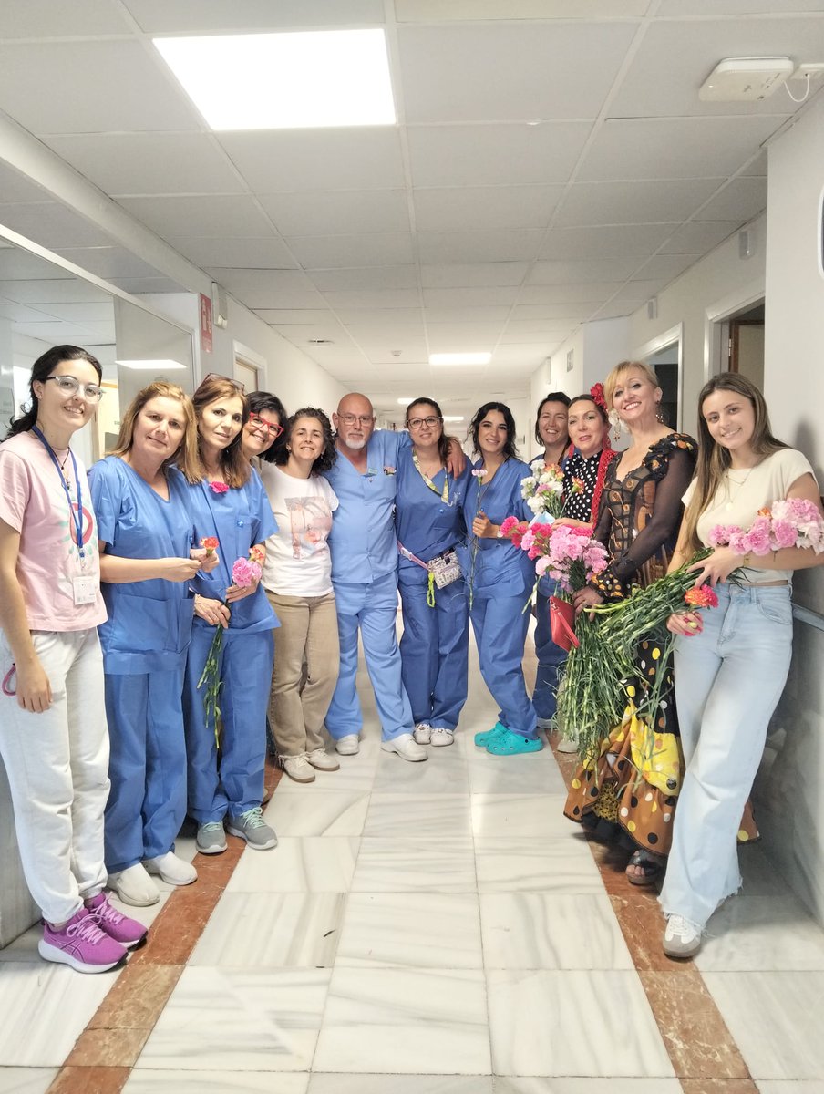 HUVMacarena's tweet image. 💕Como cada año, la @asociacionmarcoluna  ha venido a traer un trocito de #feria al @HUVMacarena, repartiendo claveles entre profesionales y pacientes.
🤝Han estado acompañados también por los #voluntarios del programa #diver
¡Gracias por traer la alegría de la #feriadeabril2026