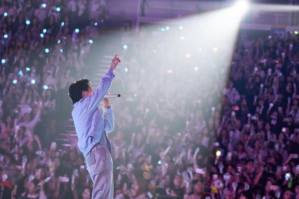 'KNOCK KNOCK!' tweet media