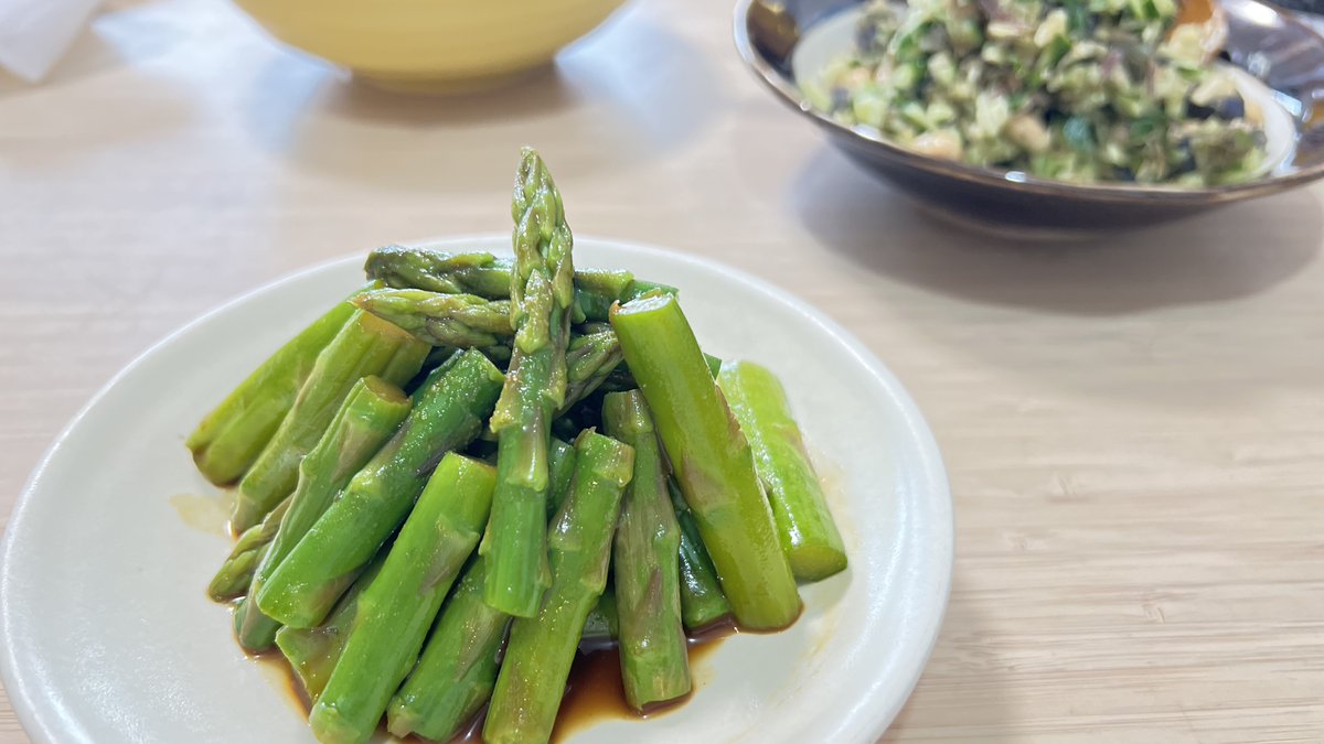 The refreshing flavor of asparagus and the spicy kick of mustard are perfectly balanced.

アスパラガスのさわやかな風味とからしのピリッとした辛みが絶妙に調和します。
穂先がからしを含んで、箸休めにもぴったりの1品です。

【アスパラガスの辛子和え】作り方👇
youtu.be/5zWDqCdOM2Y