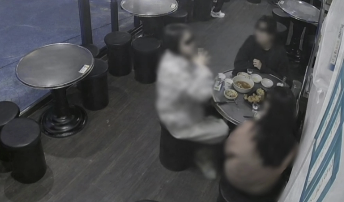 Oxcoinsignal's tweet image. 탕수육,어묵, 우동에 소주 6병 먹고 튄 여자들 CCTV가 
공개되었다고 하네요.

10번 당했는데 한번도 못잡아서 사장님이 흔히 말해 빡이 쳐서 공개했다고 합니다...

자영업자분들 정말 힘드시겠어요..ㅠㅜ

멀쩡하게 생겨서 먹튀하는 너희들은 도대체 뭐니?😠 
#먹튀 #CCTV