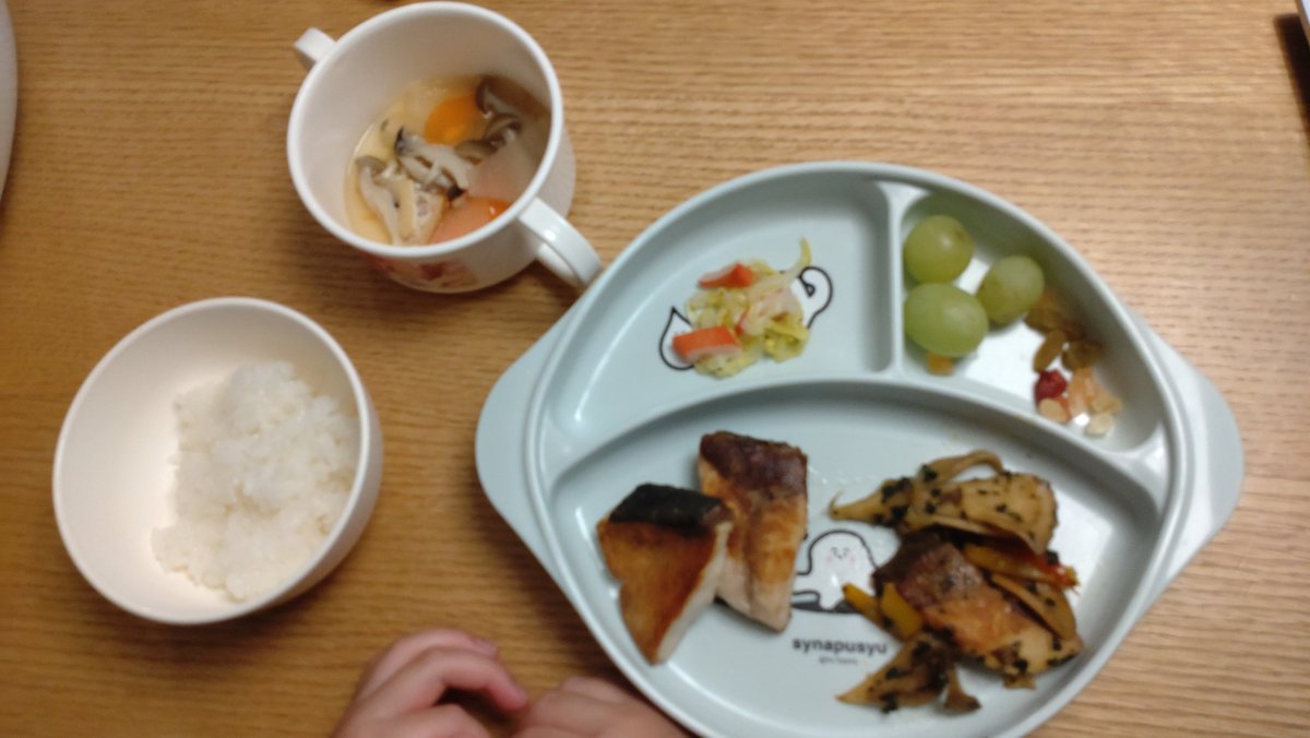 ManaTsukishiro's tweet photo. 鰤とほうれん草の韓国風炒め、春キャベツのナムル、根菜としめじのおすまし
鮭が高かったので値引きの鰤でやってみた。舞茸&エリンギも投入して3歳好みの献立に♪
ナムルは塩もみじゃなくレンチンで、減塩&子供向けに
大根と人参は8ヶ月も取り分けで手づかみ食べ👶
#おうちごはん
#幼児食
#menew https://t.co/WPuY0TBulQ