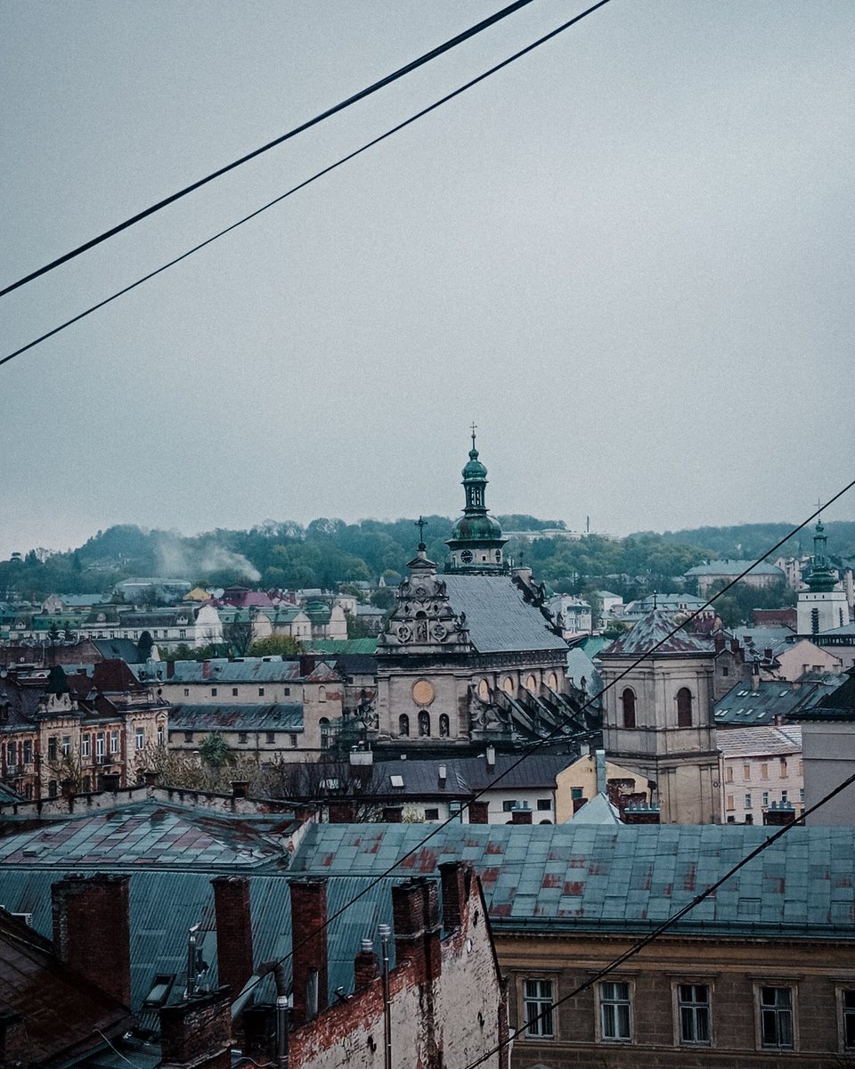 дивишся за вікно, а там ні сил, ні бажання працювати, тіко дощ