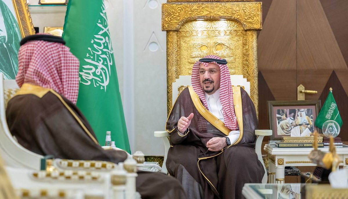 EmarahAlQassim's tweet photo. أبدى سموه تقديره بما يقدمه منسوبو إدارة المجاهدين من جهود فاعلة تسهم في دعم الجهات الأمنية والقيام بواجباتهم بكل كفاءة واقتدار..

سمو #أمير_منطقة_القصيم يستقبل مدير فرع إدارة المجاهدين ويتسلم التقرير  السنوي للإدارة العامة للمجاهدين . https://t.co/OGSfuoiVoY