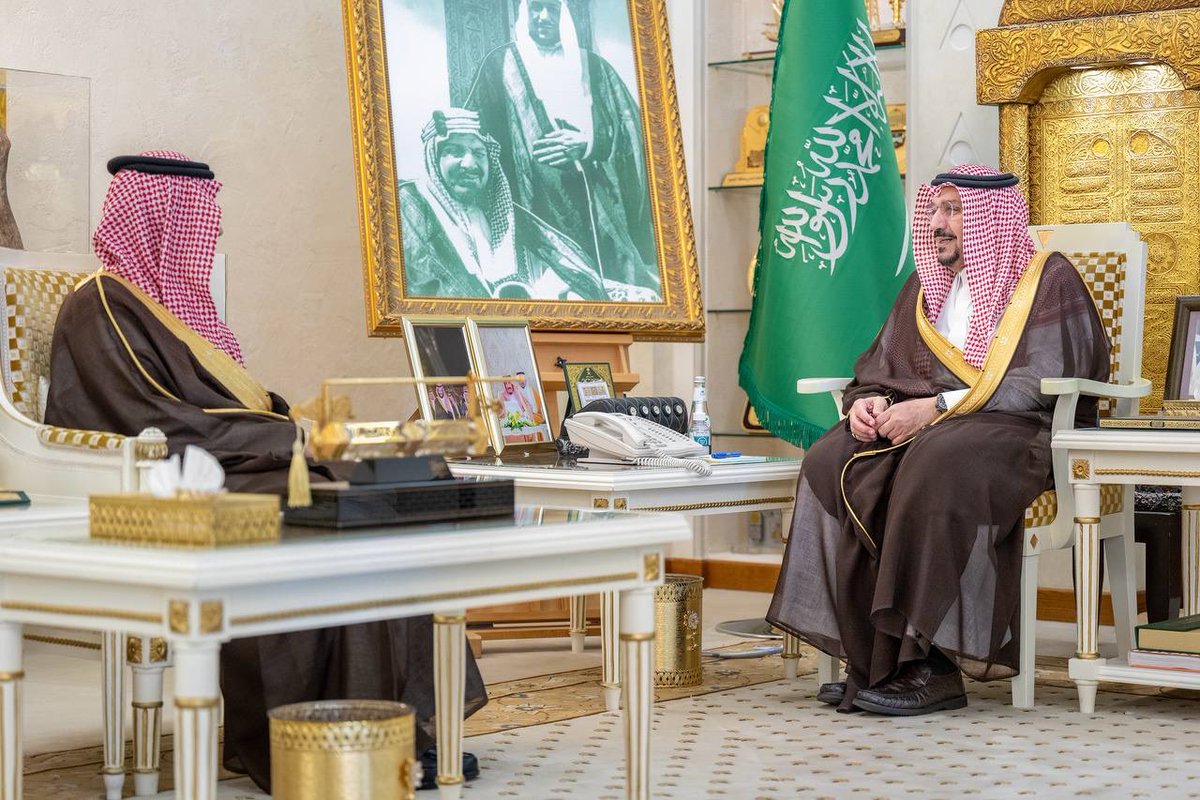 EmarahAlQassim's tweet photo. أبدى سموه تقديره بما يقدمه منسوبو إدارة المجاهدين من جهود فاعلة تسهم في دعم الجهات الأمنية والقيام بواجباتهم بكل كفاءة واقتدار..

سمو #أمير_منطقة_القصيم يستقبل مدير فرع إدارة المجاهدين ويتسلم التقرير  السنوي للإدارة العامة للمجاهدين . https://t.co/OGSfuoiVoY
