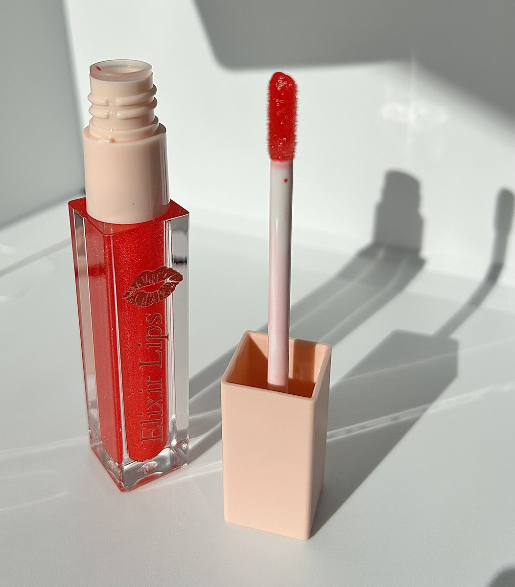 jokergalsen's tweet photo. Je vous présente 2 goûts différents :
CC05 : Fiery red (rouge)
CC01: peach pearl ✨
Disponibles en France et au senegal 
Rt c’est 0€🤝❤️ https://t.co/qkYk8gedAJ