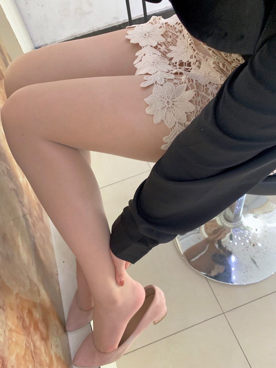 去一个姐妹家吃饭，姐妹去厨房端菜的时候，他偷偷跟我说我的裙子好独特，他很喜欢这样的风格...心里多少小有兴奋 https://t.co/gAoQsgpei8