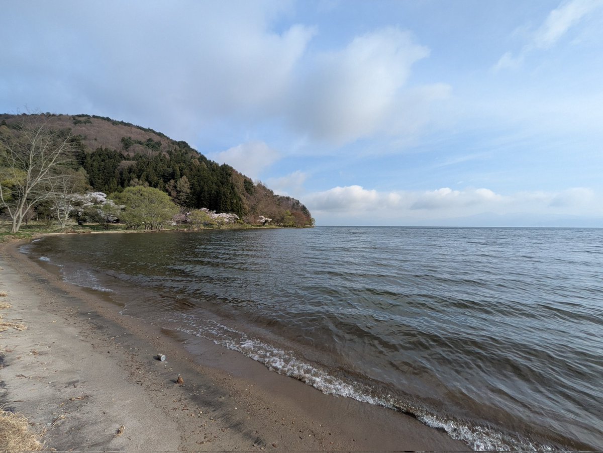 秋山浜キャンプ場🏕 @福島県郡山市

猪苗代湖畔にある公園です。その辺にご自由にお張りくださいスタイルのキャンプ場となってます。

無料で、予約とかもありません。区画という概念もないです。50張位は行けるんじゃないかな？

トイレ、炊事場あり。まあ、公園のトイレなのでその辺はお察しです