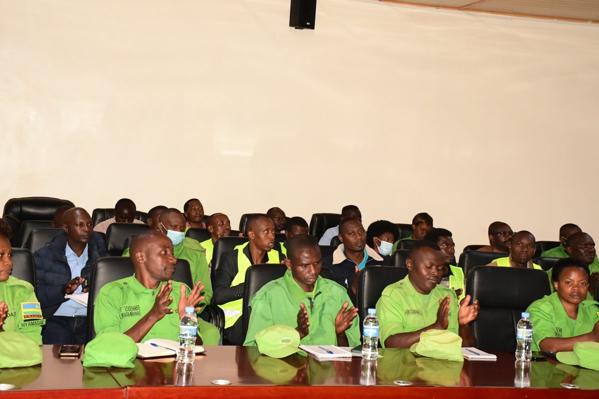Nyamagabe's tweet photo. Yateguwe ku bufatanye bwa @RwandaInterior na @Rwandapolice, ari guhabwa abakozi bashinzwe Imiyoborere Myiza mu Mirenge, Abahuzabikorwa b’Urwego rwunganira Akarere mu gucunga Umutekano (#DASSO) bo ku rwego rw’Umurenge n’urubyiruko rw'abakorerabushake ruhagarariye urundi. 2/4 https://t.co/ueJMrWWXyJ