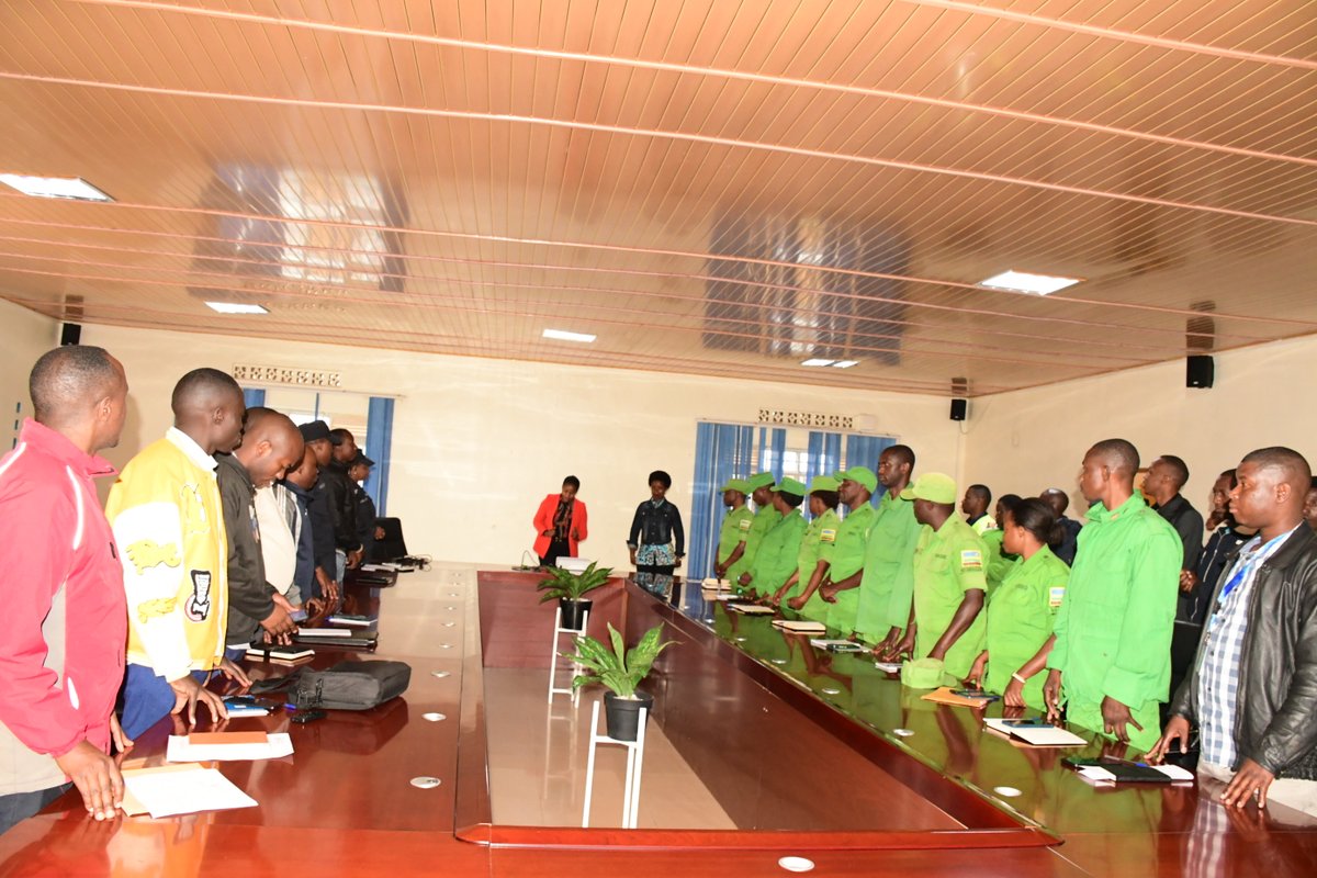 Nyamagabe's tweet photo. Yateguwe ku bufatanye bwa @RwandaInterior na @Rwandapolice, ari guhabwa abakozi bashinzwe Imiyoborere Myiza mu Mirenge, Abahuzabikorwa b’Urwego rwunganira Akarere mu gucunga Umutekano (#DASSO) bo ku rwego rw’Umurenge n’urubyiruko rw'abakorerabushake ruhagarariye urundi. 2/4 https://t.co/ueJMrWWXyJ