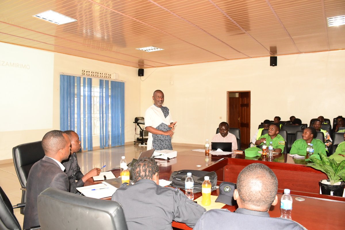 Nyamagabe's tweet photo. Yateguwe ku bufatanye bwa @RwandaInterior na @Rwandapolice, ari guhabwa abakozi bashinzwe Imiyoborere Myiza mu Mirenge, Abahuzabikorwa b’Urwego rwunganira Akarere mu gucunga Umutekano (#DASSO) bo ku rwego rw’Umurenge n’urubyiruko rw'abakorerabushake ruhagarariye urundi. 2/4 https://t.co/ueJMrWWXyJ