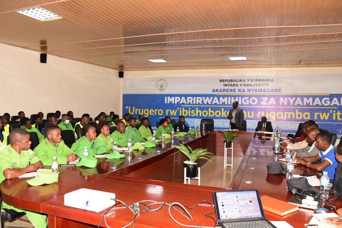 Nyamagabe's tweet photo. Yateguwe ku bufatanye bwa @RwandaInterior na @Rwandapolice, ari guhabwa abakozi bashinzwe Imiyoborere Myiza mu Mirenge, Abahuzabikorwa b’Urwego rwunganira Akarere mu gucunga Umutekano (#DASSO) bo ku rwego rw’Umurenge n’urubyiruko rw'abakorerabushake ruhagarariye urundi. 2/4 https://t.co/ueJMrWWXyJ