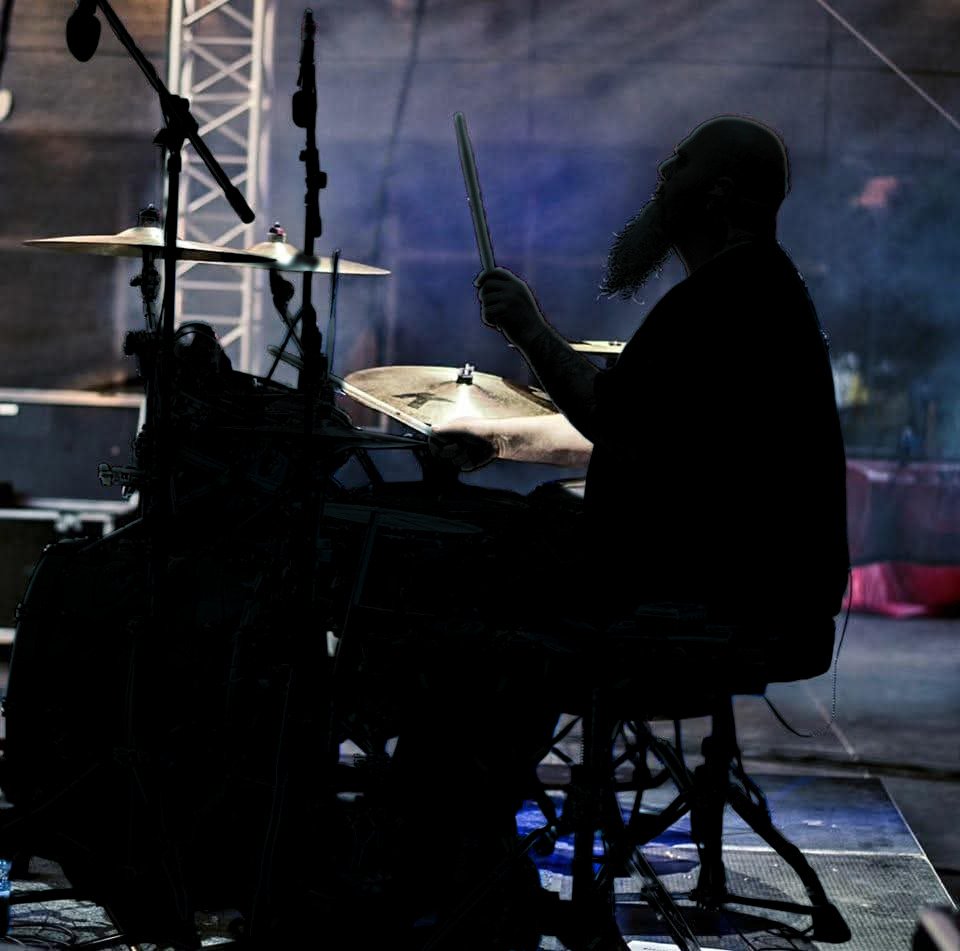 AmprentaRock's tweet photo. MISTERUL AMPRENTA #2: 
Tobosarul.... Pulsul

Dacă ai fost la concerte rock în ultimii 15 ani în România, sigur i-ai simțit energia. A lovit tobele în trupe legendare ca Hi‐Q sau Hara, dar acum și-a găsit un nou ritm. Pe 15 mai, amprenta lui va fi mai puternică ca niciodată. https://t.co/78OFhrvPsl