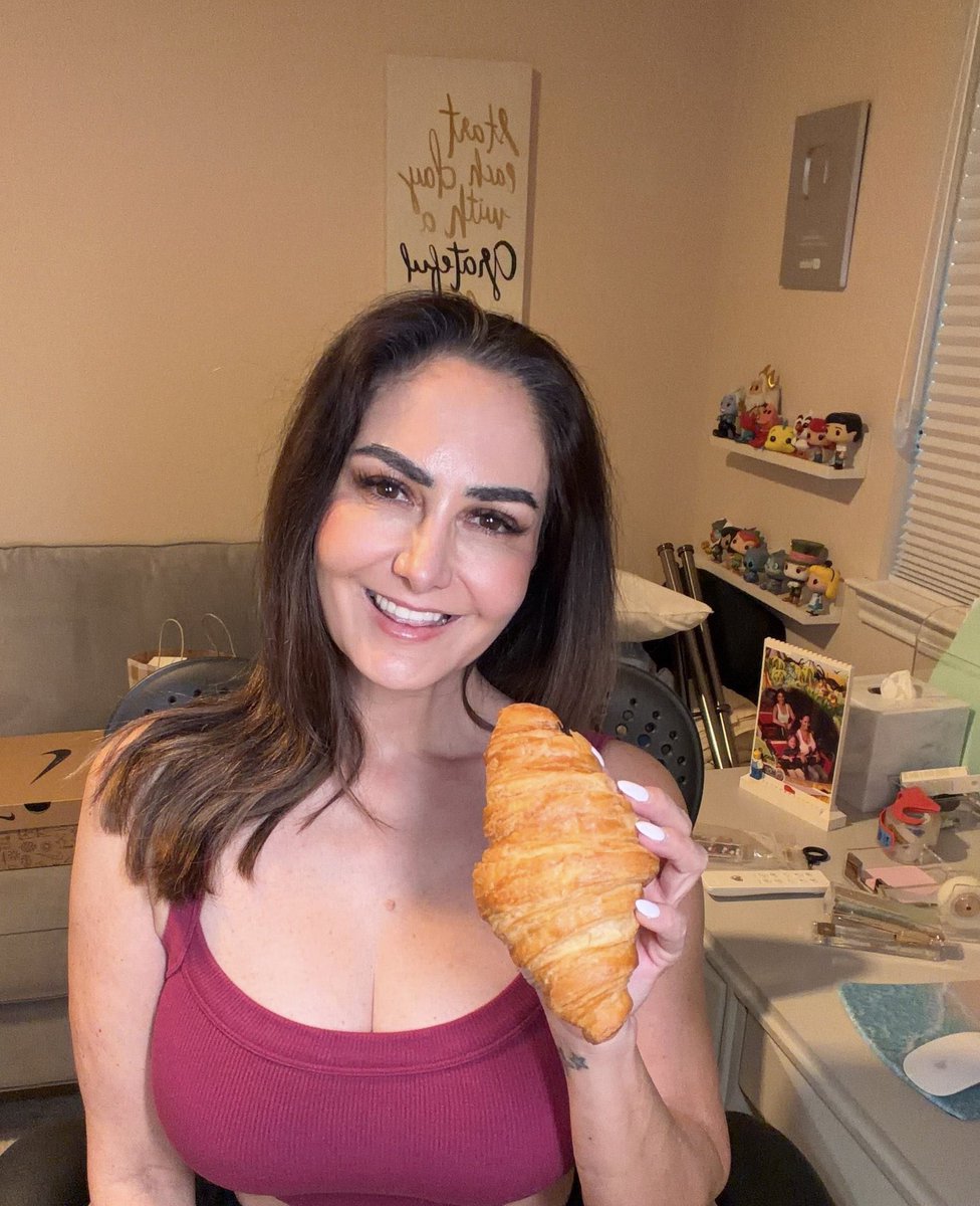 laurenray0010's tweet photo. Croissant break with a side of smiles 🥐✨. #CroissantVibes #SnackTime #CozyMoments #WorkFromHomeLife #SweetTreat #SmileMore #LittleJoys #FoodieMood #GoodVibesOnly https://t.co/N5flvbOFZe