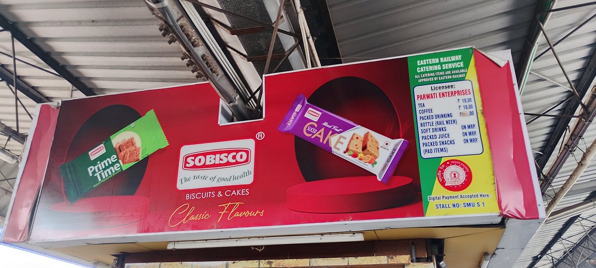 AshishKeVlog's tweet photo. Who is supporting these guys ?Overcharging on Rail Neer of MRP 14 Rs is being sold for 20 Rs at Kolkata Station, PF No.4/5 @RailMinIndia @RailwaySeva 

Kindly investigate the stalls and check the status ✅ https://t.co/6yuWavLUrJ