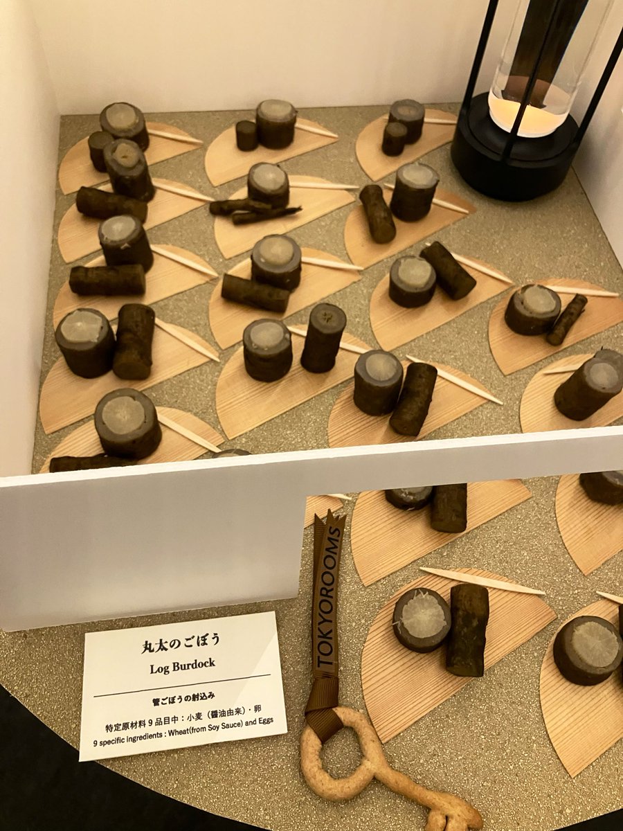 tkhC_interiorPR's tweet photo. TOKYOROOMS展 開幕前日のプレビューで、素敵なケータリングを出していたただきました🏠

建材モチーフ、芸術品すぎて感動🪟🪵
何度かお世話になっているPerch.さんにお願いしました！ https://t.co/N88lRpaqB0