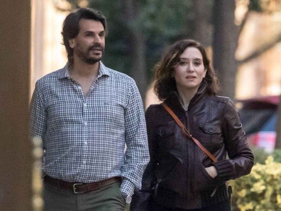 anaalonsogonza1's tweet image. Carlos Baute: Debe en España más de 400.000€.
Luis Figo: Condenado a pagar más de 2.800.000 € a Hacienda.
El novio de Ayuso, mismas prácticas, mismos fraudes…🙄