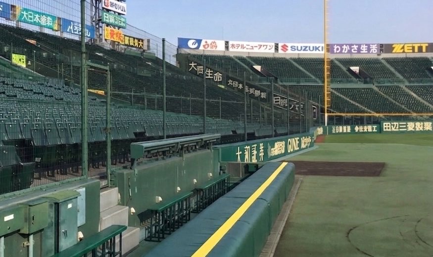 甲子園球場のカメラマン席問題。 観客席の視線を考えると床もフェンス