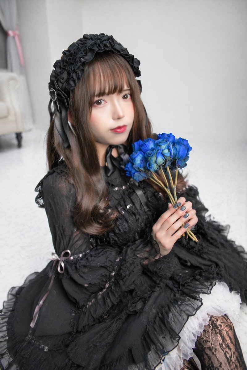 melria_sapporo's tweet photo. 男の子にゴスロリ着せちゃった🖤
ふわふわの白パニエに黒レースの靴下合わせて、ヘッドドレスもつけたよ✨
鏡見たときの反応がすごく可愛かった☺️

ゴスロリって実際に着てみるとほんとにテンション上がるし、
気になってる方はぜひ一度試してみてほしいなって思います🖤

#MelRia
#女装サロン 
#札幌 https://t.co/qHLUEzXq4O