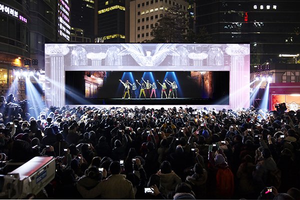 eunhwangs's tweet photo. minha filha o snsd foi o grupo pioneiro a usar hologramas e teve um concerto em hologramas gratuito pra promover igab em 2013. o concerto foi tão bafonico que parou o trânsito de seul por 4 horas e transmitido GLOBALMENTE batendo recorde de audiência. https://t.co/1Rsf38FHCB