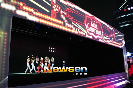 eunhwangs's tweet photo. minha filha o snsd foi o grupo pioneiro a usar hologramas e teve um concerto em hologramas gratuito pra promover igab em 2013. o concerto foi tão bafonico que parou o trânsito de seul por 4 horas e transmitido GLOBALMENTE batendo recorde de audiência. https://t.co/1Rsf38FHCB
