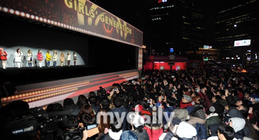 minha filha o snsd foi o grupo pioneiro a usar hologramas e teve um concerto em hologramas gratuito pra promover igab em 2013. o concerto foi tão bafonico que parou o trânsito de seul por 4 horas e transmitido GLOBALMENTE batendo recorde de audiência.