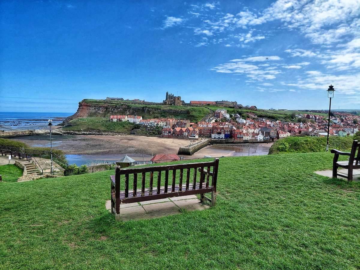 MyFaveBench's tweet photo. Time for Fish & Chips in glorious Whitby 😊
#pewswithviews #Whitby
#Benchlove. https://t.co/8LnkXF7tVP
