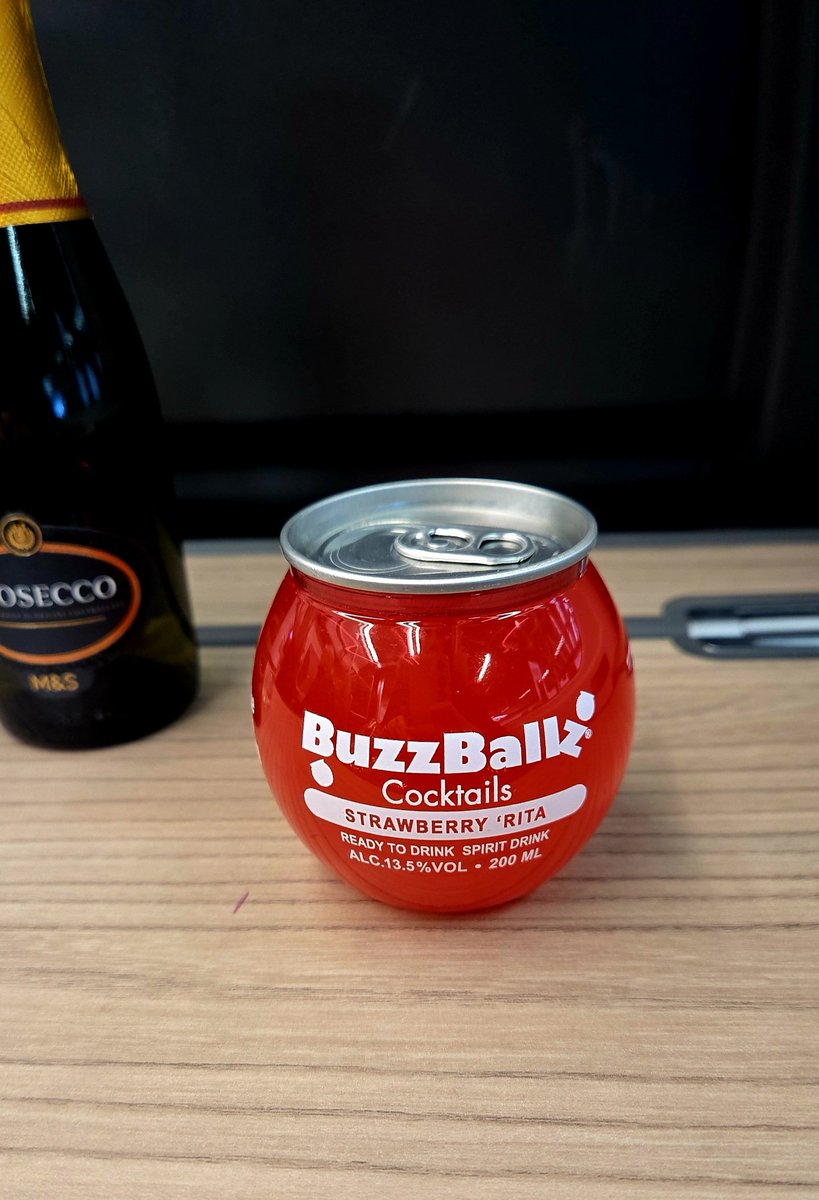 charlotte_90xx's tweet image. Sheffield bound! Losing my BuzzBallz virginity... Let's see if they are as lethal as people say they are 🤣  #Sheffield