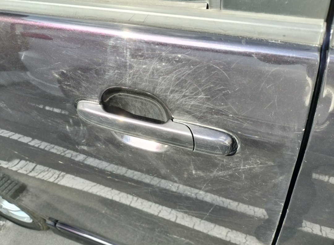 StalkerShu65005's tweet photo. 集団ストーカー　車の加害

被害届の受理番号　16033号

4月14日、朝方駐車場に行ったら 運転席、助手席、左右後部座席のドアノブ周りに 引っかき傷みたいなのをつけられていたのを発見。すぐさま交番に行って被害届を出した。被害届を初めて受理してもらった。

警察では「小さな被害が面倒でもその都度被害に遭ったら現場にパトカー呼ぶかこちらまで来てください。その他目ぼしい手掛かりになる事があったらなんでもいいから教えてください。証拠画像を何とか頑張って残してください」と言われ、後にした。