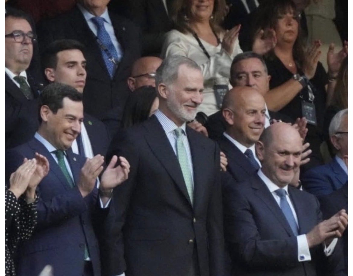 NO LO SABIA

En el último partido de la Copa del Rey, los que tienen preferencia de cercania, son los que tienen mayores sueldos, algunos  están 
en los  600/700 mil al año, 
y ganan más que el Rey, gracias a meterse en la política.