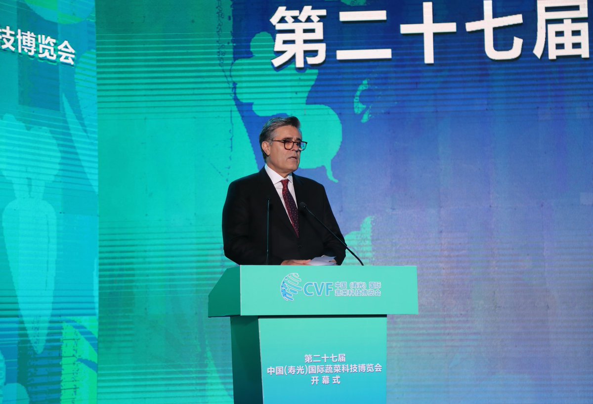 KhalilHashmi's tweet photo. It was an honour to attend and speak today at the opening ceremony of 27th Shouguang International Vegetable Science & Technology Exhibition. I highlighted Pakistan’s unique agricultural attributes, vast market, and varied opportunities for deeper collaboration in agricultural innovation, greenhouse technologies, and healthy food chain. Pakistan is honoured to be invited and participate as Guest Country of Honour, especially as we mark 75th anniversary of Pakistan–China diplomatic relations. I also had insightful exchanges with industry leaders and government counterparts. Weifang and Shouguang are birthplace of agricultural industrialization. The expo is curated annually professionally & thoughtfully, with creative and engaging displays throughout.

@ForeignOfficePk  @PkPublicDiplo  @PakinChina_  @FoodSecurityPK  

今天很荣幸出席第27届中国（寿光）国际蔬菜科技博览会开幕式并致辞。我在发言中重点介绍了巴基斯坦独特的农业禀赋、广阔的市场空间，以及在农业创新、温室技术和健康食品产业链领域深化合作的多元机遇。适逢巴中建交75周年，巴基斯坦对受邀作为主宾国参与本届盛会倍感荣幸。我还与行业领军人物及政府同仁进行了富有洞见的交流。潍坊与寿光是中国农业产业化的发源地，本届菜博会年度策展专业严谨、匠心独运，展陈设计创意纷呈、引人入胜。